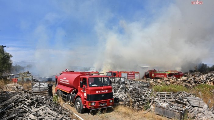 Manisa'daki palet fabrikasındaki yangın söndürüldü