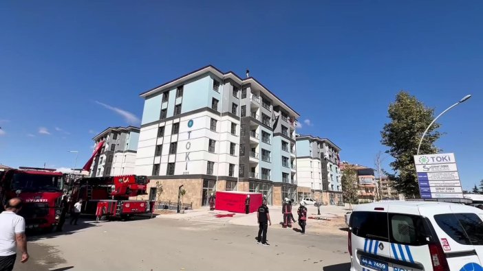 TOKİ işçisi ödenmeyen parası yüzünden çatıya çıktı