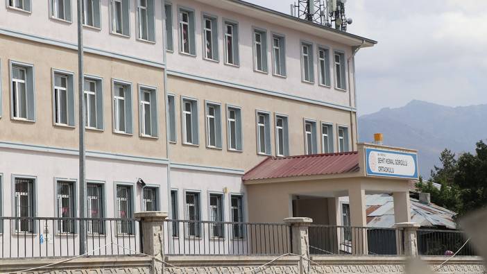 Okulu basıp öğretmenleri bıçakladı!