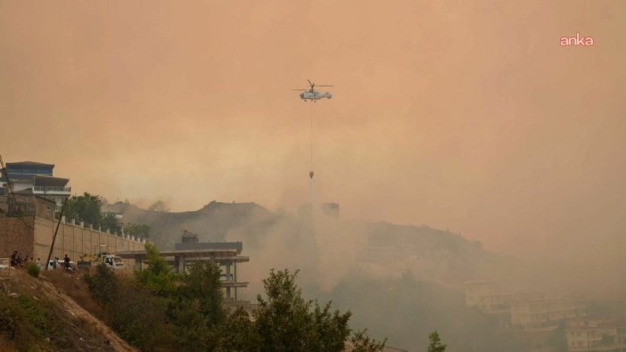 Alanya'daki yangın yerleşim alanlarına sıçradı, askeri helikopterler devrede