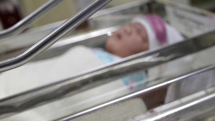 İran'da 800 gram ağırlığındaki bebek Kovid-19'u yendi