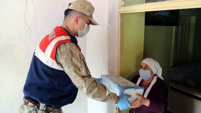 Tunceli'de evinden çıkamayan yaşlı vatandaşın şofben ihtiyacını Mehmetçik karşıladı