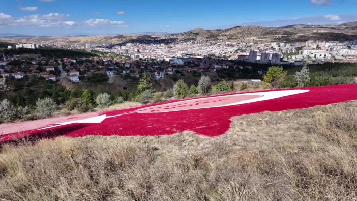 Yozgat'ta dev Türk Bayrağı'nın boyama çalışması yeniden başladı