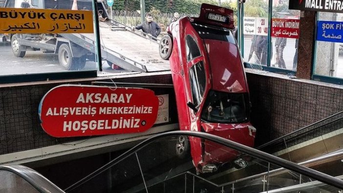 Otomobil Yeraltı Çarşısı girişinde askıda kaldı