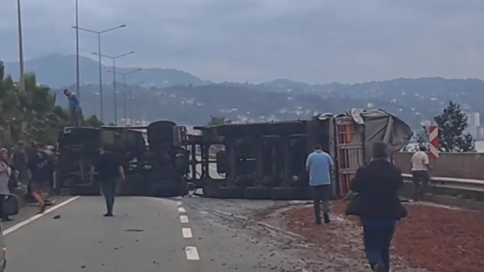 Tır devrildi, Karadeniz Sahil Yolu kapandı!