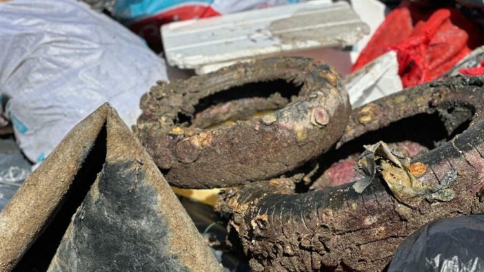 Urla'da deniz ve kıyı temizliğiyle 1,5 ton atık toplandı