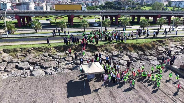 Başkan Kaya, çocuklarla Ayasofya sahilini temizledi