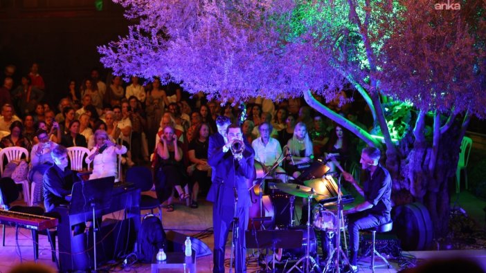 Zeytin ağacının gölgesinde caz rüzgarı