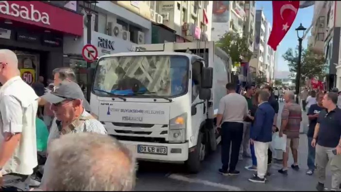 Karşıyaka'daki çöpler nihayet temizlendi