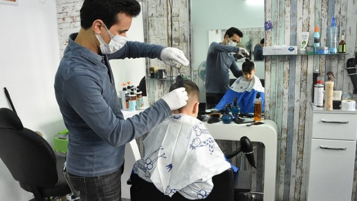 Avusturya’da Kovid-19 nedeniyle kapanan kuaför ve alışveriş merkezleri yeniden açıldı