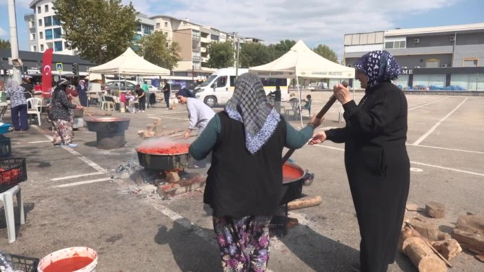 Osmangazi'de kışlık salçalar odun ateşinde hazırlandı