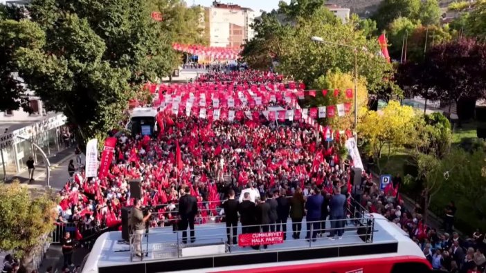 Özgür Özel'den Erdoğan'a çarpıcı mesaj: 'Trump sandalyeyi çeker, millet alır'