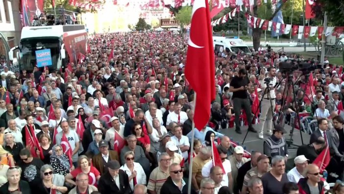 CHP mitinginde dikkat çeken mesaj: Özgür Özel, ‘Mansur Yavaş’a kirli eller uzanıyor’ dedi