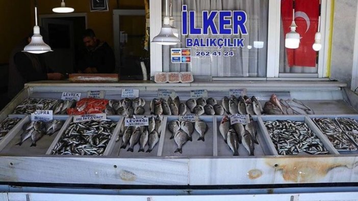 Küçük teknelerle avlanan balıklar tezgahları süslüyor