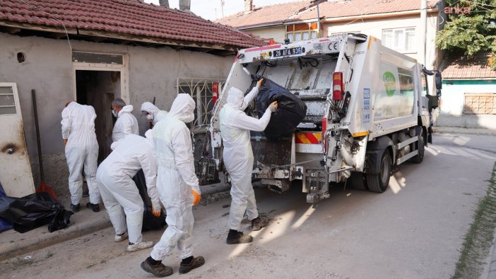 Tepebaşı'nda çöp ev temizliği: 4 ton 650 kilo atık çıkarıldı