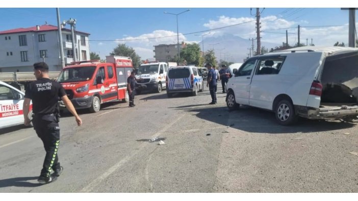 Iğdır'da zırhlı araç ve minibüs çarpıştı, 4 yaralı