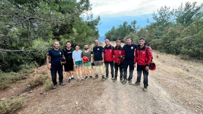 Balçova'da kayalıklarda mahsur kalan gençler kurtarıldı