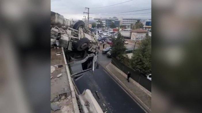 İzmir'de viyadükte asılı kalan TIR şoförü kurtarıldı