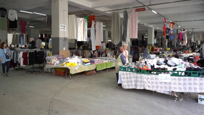 Bornova'daki kıyafet pazarı, alışverişte yeni bir çekim merkezi haline geldi