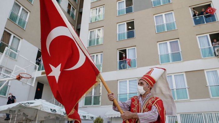 İzmir'deki yurtta karantina süresi tamamlananlar mehterle uğurlandı