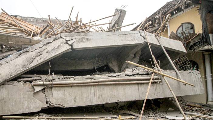 Okul binası yerle bir oldu! 3 kişi öldü