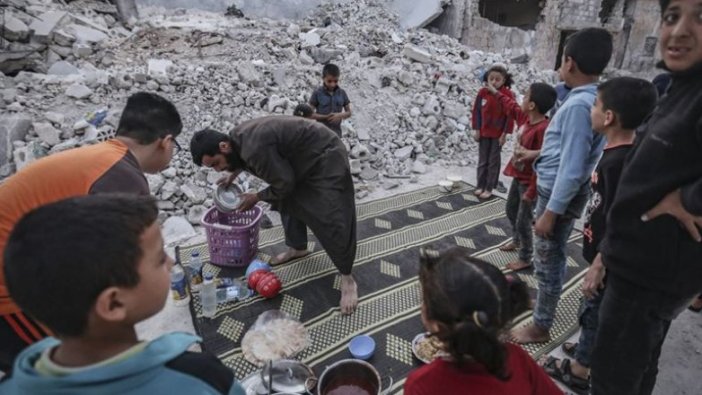 İdlibliler oruçlarını yıkıntılar arasında açıyor
