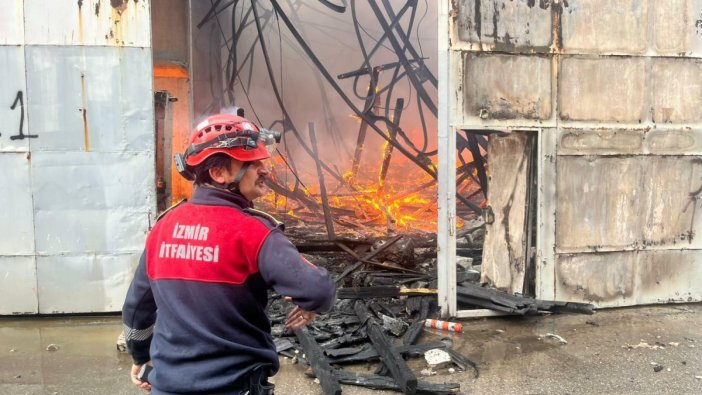 Bornova'daki depo alevlere teslim olmadı