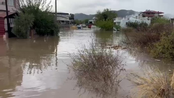 Ortaca'da sağanak yağmur felç etti