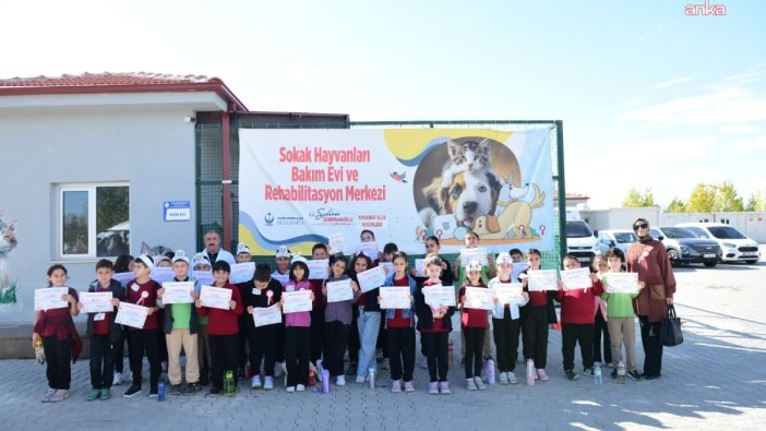 Minik kalpler sokak hayvanlarına sahip çıkıyor