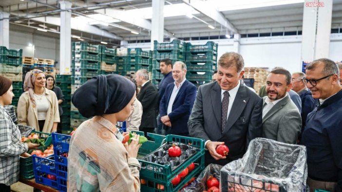 Başkan Tugay'dan nar hasadı mesajı: Gelecek çalışarak güzel olacak