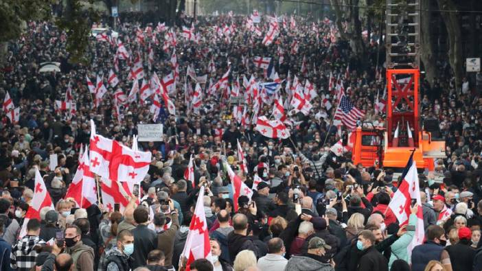 Gürcistan'da protesto! halk Cumhurbaşkanlığı Sarayı'na girmeye çalıştı