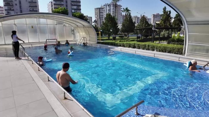 Mersin'de engelli bireylere yönelik yüzme dersleri dikkat çekiyor