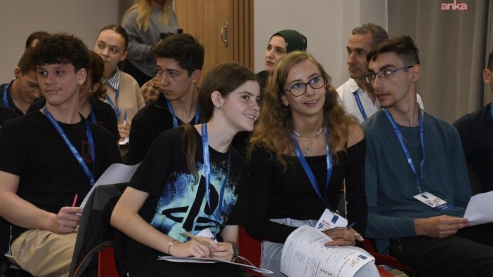 Kuşadası'nda gençlerden kültürlerarası buluşma