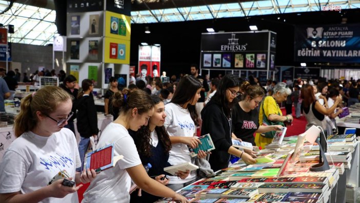 Antalya Kitap Fuarı'nda hareketli günler sürüyor