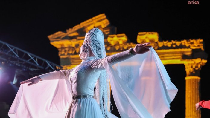 Manavgat'ta büyük coşku ile uluslararası halk dansları festivali başladı