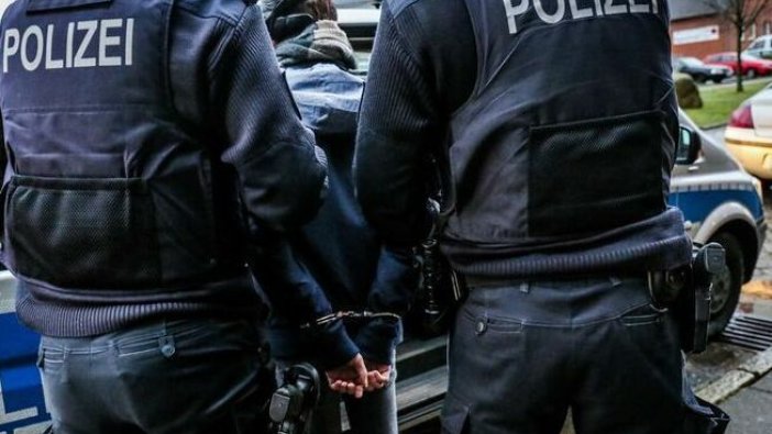 14 yaşındaki Suriyeli çocuk Almanya'da saplantılı suçlar yüzünden yakalandı