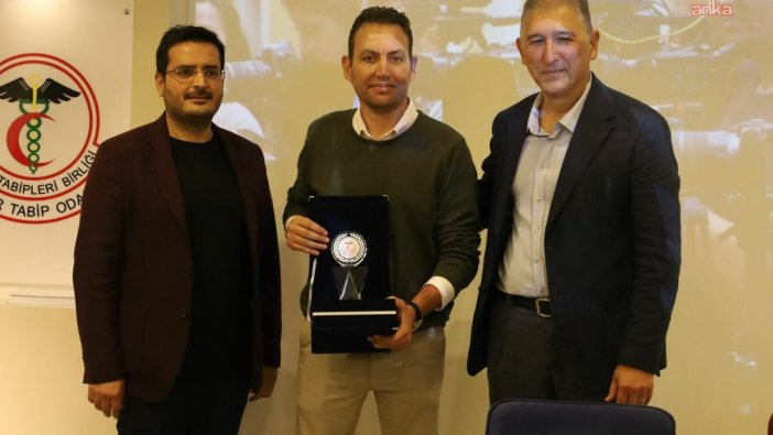 Kerim Uğur, İzmir Tabip Odası'ndan Ödül Aldı