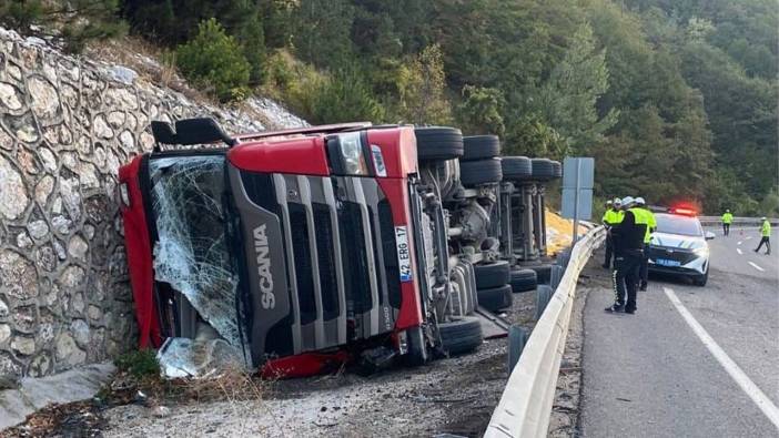 Bursa'da tır devrildi! yaralılar var