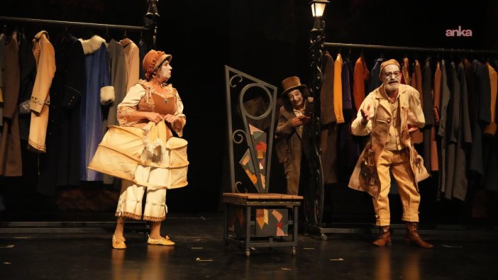 Alanya Belediye Tiyatrosu, sezonu 'Palto' ile coşkuyla açtı