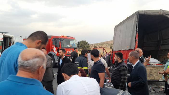 Kamyonet ile kamyonun çarpışması çok sayıda işçinin yaralanmasına sebep oldu!