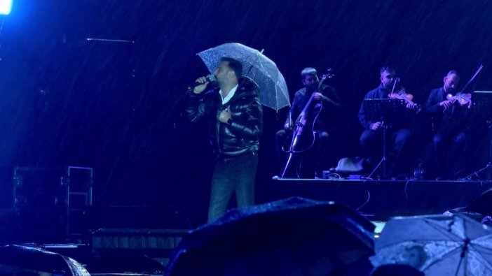 Alişan, Malatya'da yağmura rağmen konser verdi