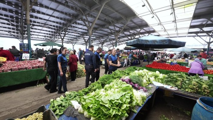 Buca'da pazarlar üzerinde sıkı denetim yapılıyor
