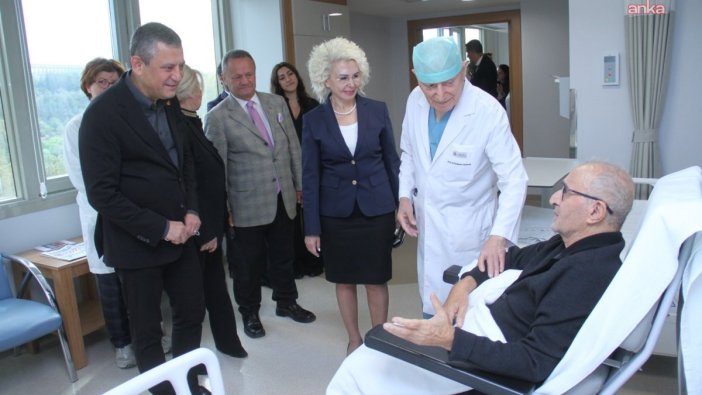 Özgür Özel, Hikmet Çetin'i hastanede ziyaret etti