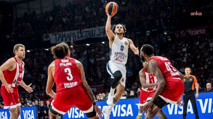 Anadolu Efes, Olympiakos'u zorlu bir maçta geçmeyi başardı