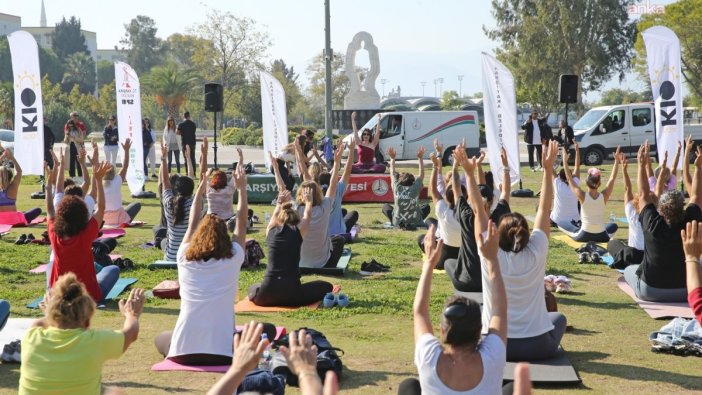 Karşıyaka yazı yoga ile uğurladı