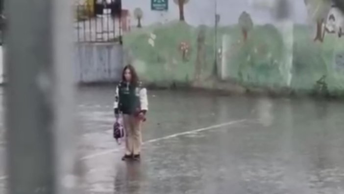 Yağmurda İstiklal Marşı'nı okuyan Zeynep Ece'ye özel ödül