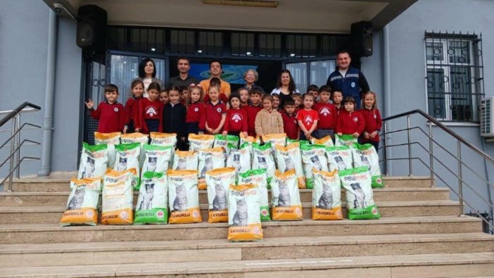 Ereğli'deki öğrenciler, sokak hayvanlarına mama destekte bulundu