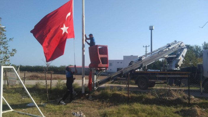 Yumurtalık Belediyesi'nden bayrak ve temizlik atağı