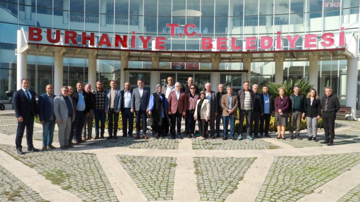 Muhtarlar Burhaniye Belediyesi’nde toplandı