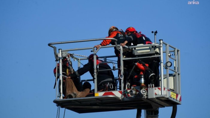 İzmir'de itfaiye, mahsur kalan işçilere 90 metreyle ulaştı!